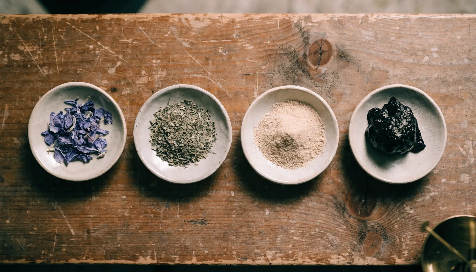 Ciotole in ceramica con petali di blue lotus, erba essiccata di kanna, polvere di estratto e resina