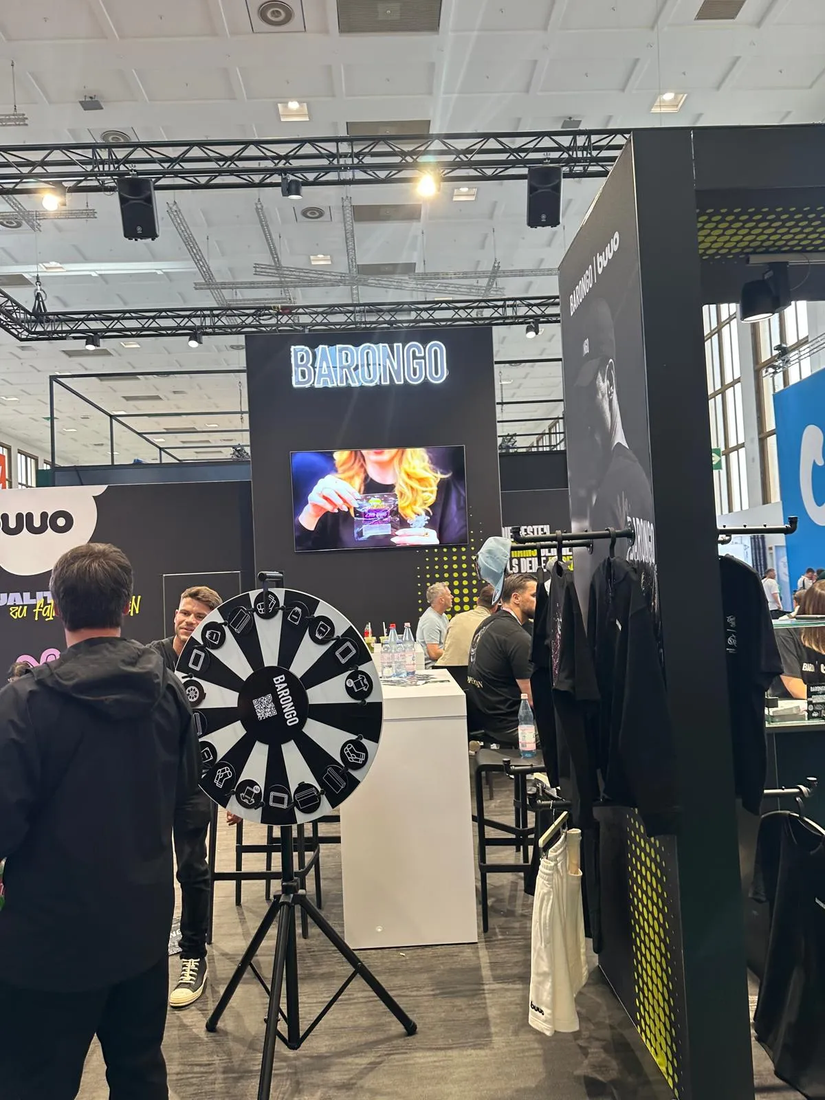 Stand Barongo con ruota dei premi e merchandise a Mary Jane Berlin 2026