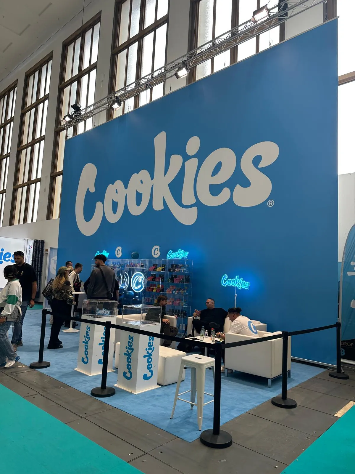 Stand Cookies con grande parete blu e lounge a Mary Jane Berlin 2026