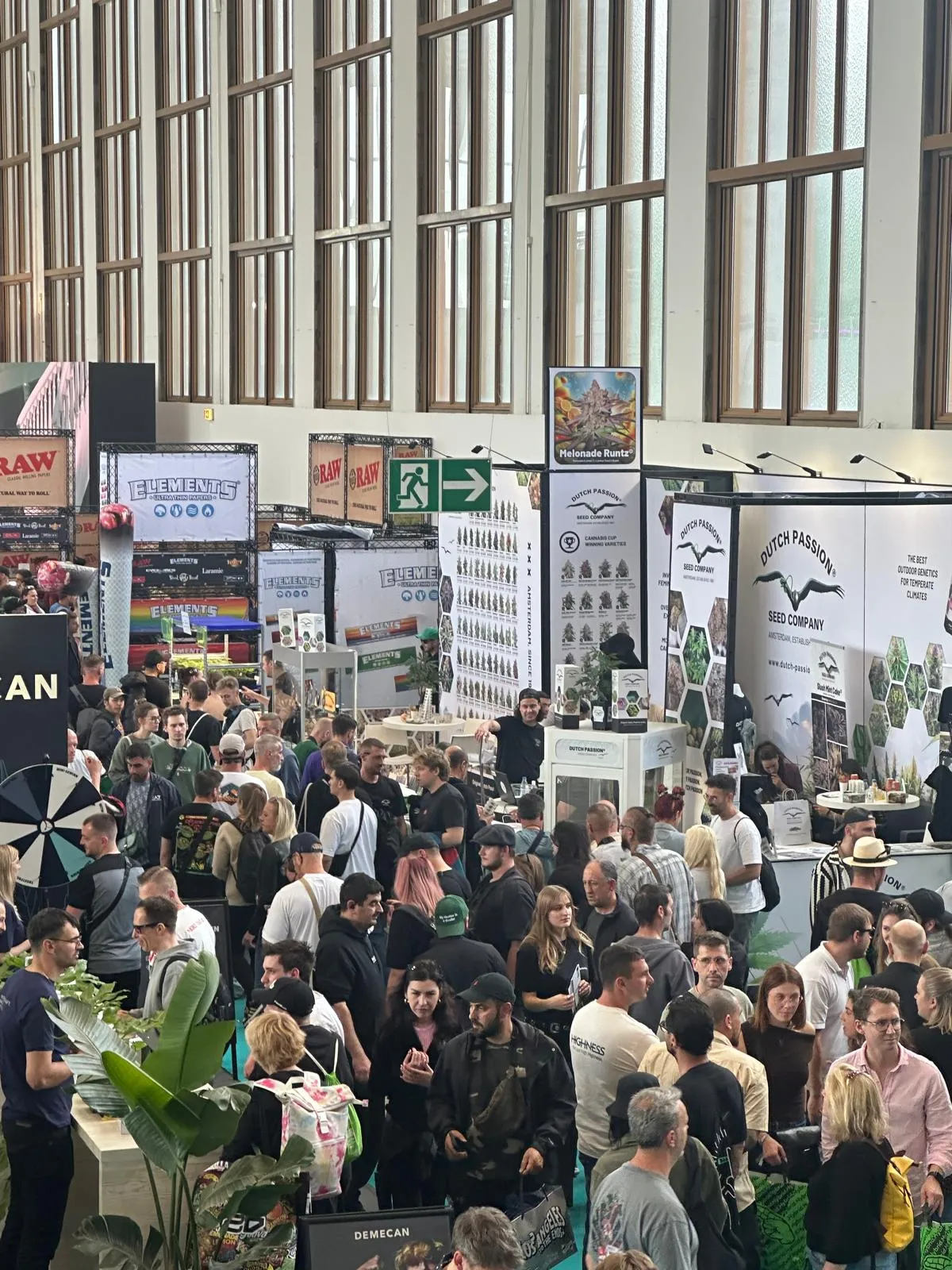 Padiglione espositivo pieno di stand di marchi cannabici a Mary Jane Berlin 2026