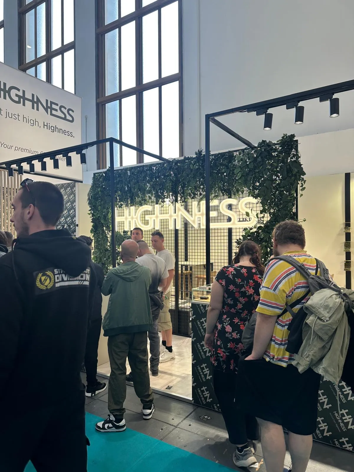 Ingresso stand Highness con arco di vegetazione a Mary Jane Berlin 2026