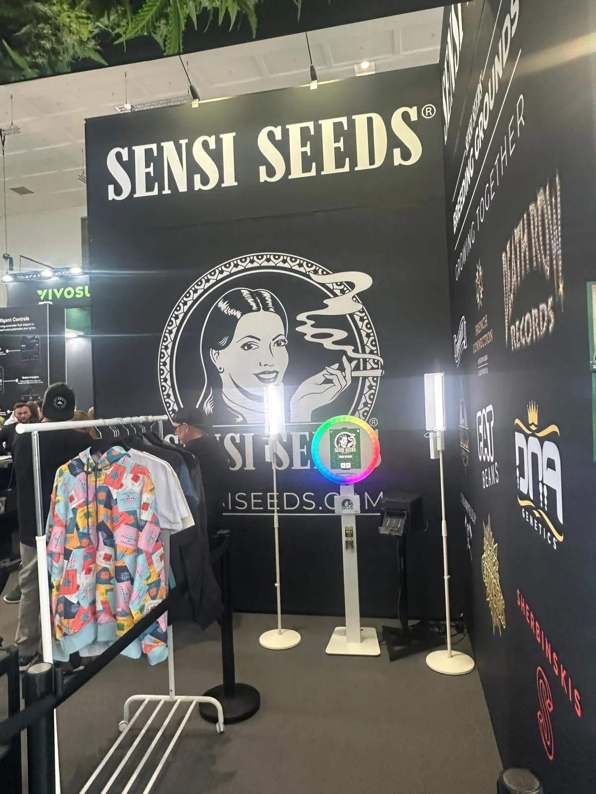 Stand Sensi Seeds con branding DNA Genetics e Sherbinskis a Mary Jane Berlin 2026