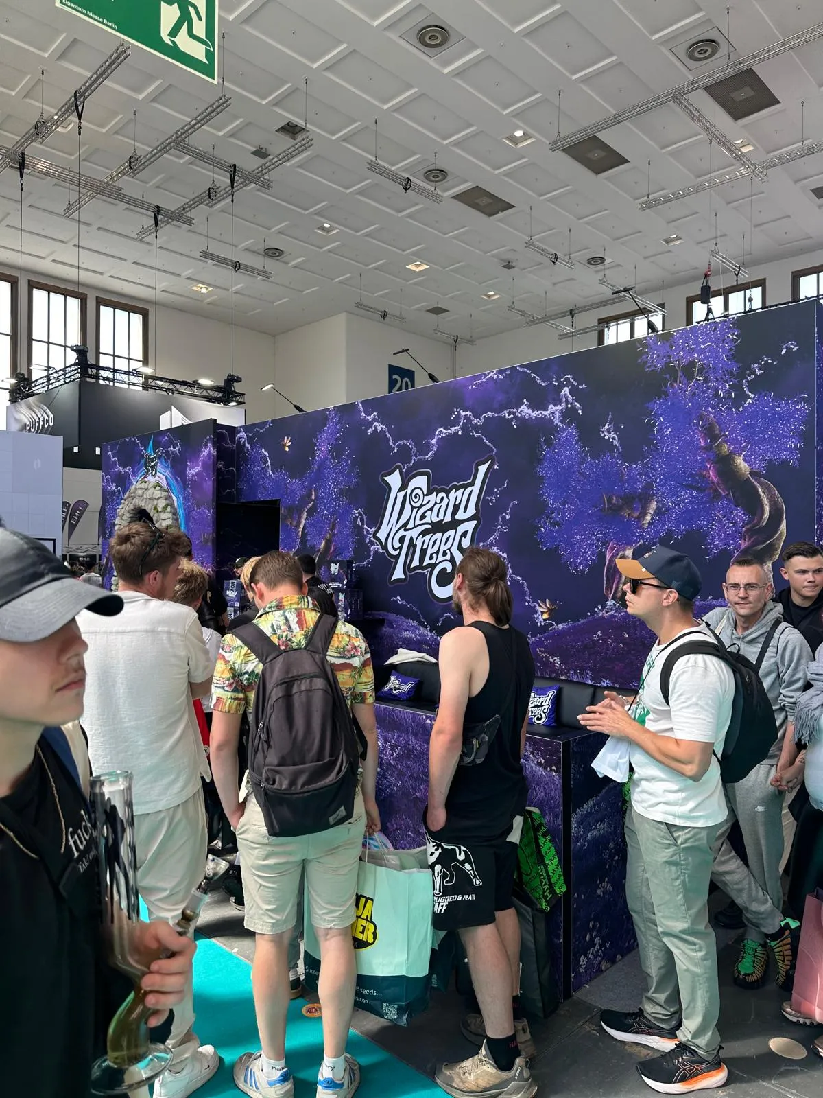 Stand Wizard Trees con branding viola e visitatori a Mary Jane Berlin 2026
